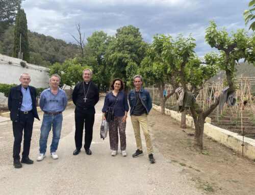 El bisbe Javier Vilanova visita la comunitat terapèutica de Can Castells, que ajuda les persones drogodependents