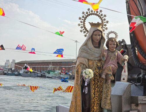 La festa de la Mare de Déu del Carme, patrona dels mariners, torna a omplir els carrers de la Barceloneta i les aigües del Port de Barcelona amb la seva devoció