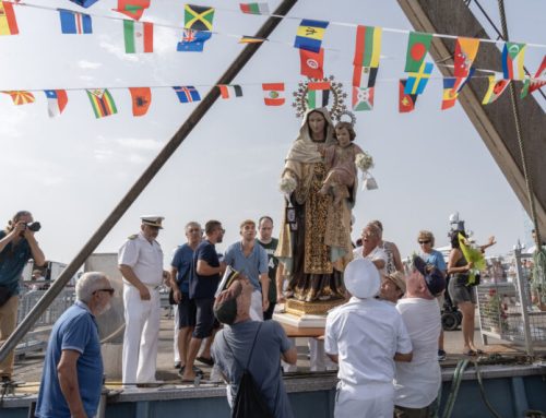 La processó marítima de la Mare de Déu del Carme torna a omplir la Barceloneta